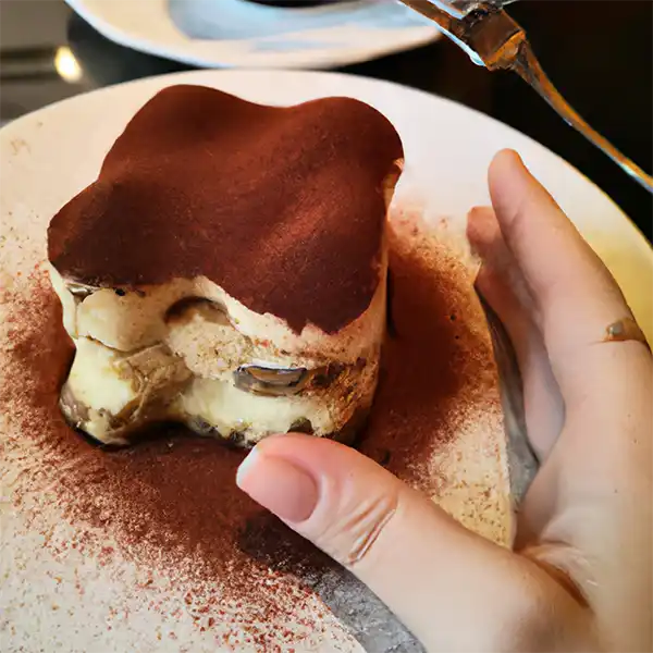 Mano che cerca di afferrare un dolce Mano che cerca di afferrare un dolce