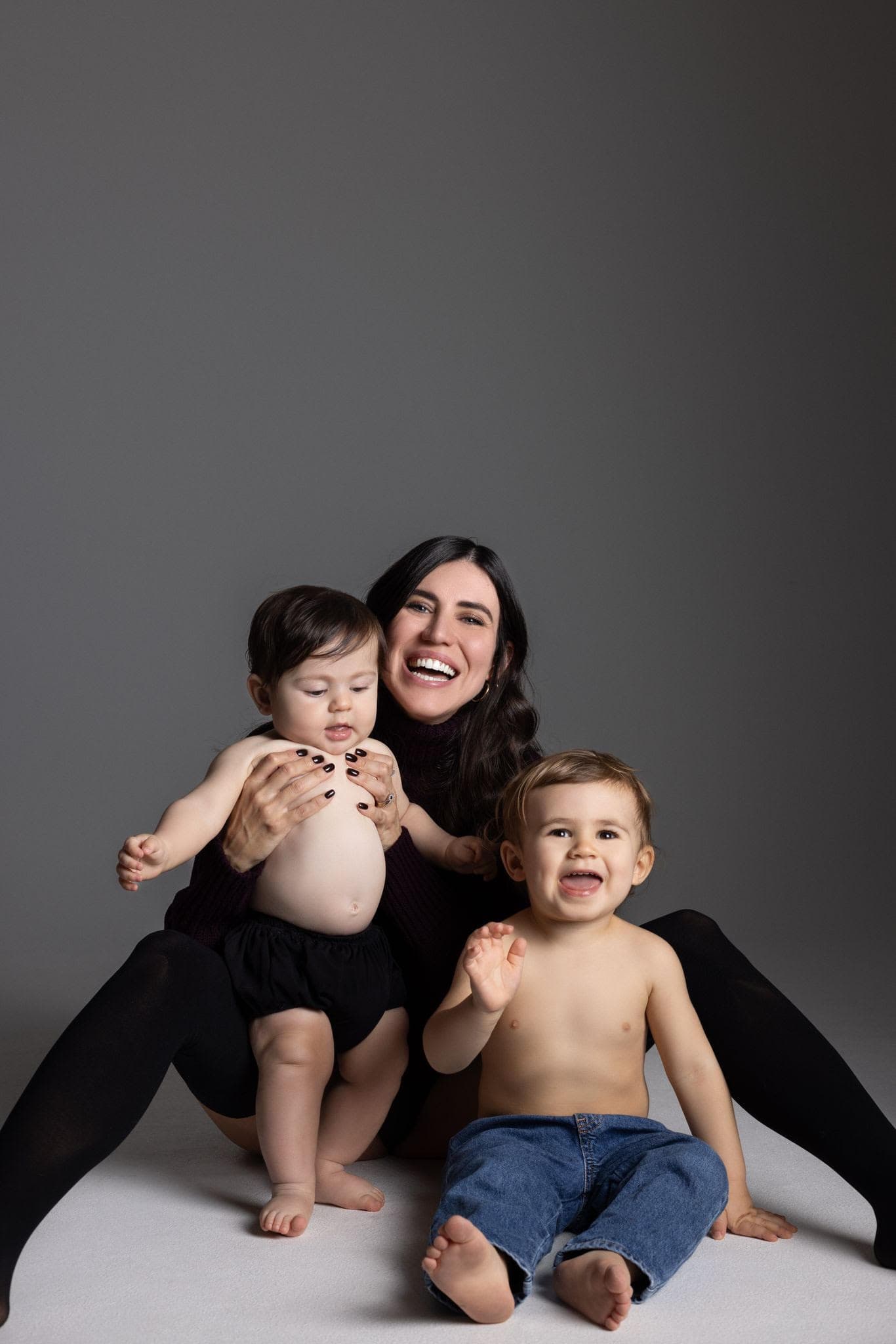 Mamma con i suoi figli che sorridono Mamma con i suoi figli che sorridono