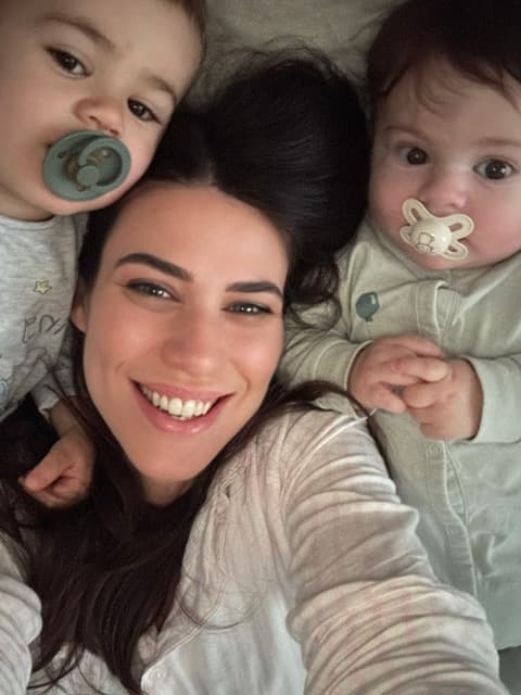 Ragazza con due bambini sul letto Ragazza con due bambini sul letto