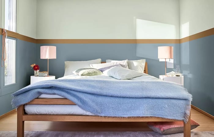 camera-da-letto-celeste-e-verde-con-linea-marrone.jpg