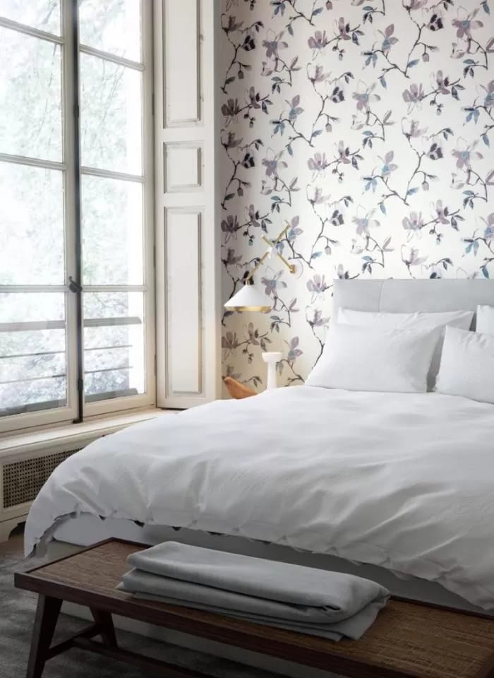 carta-da-parati-sfondo-bianco-e-fiori-lilla-in-camera-da-letto.jpg