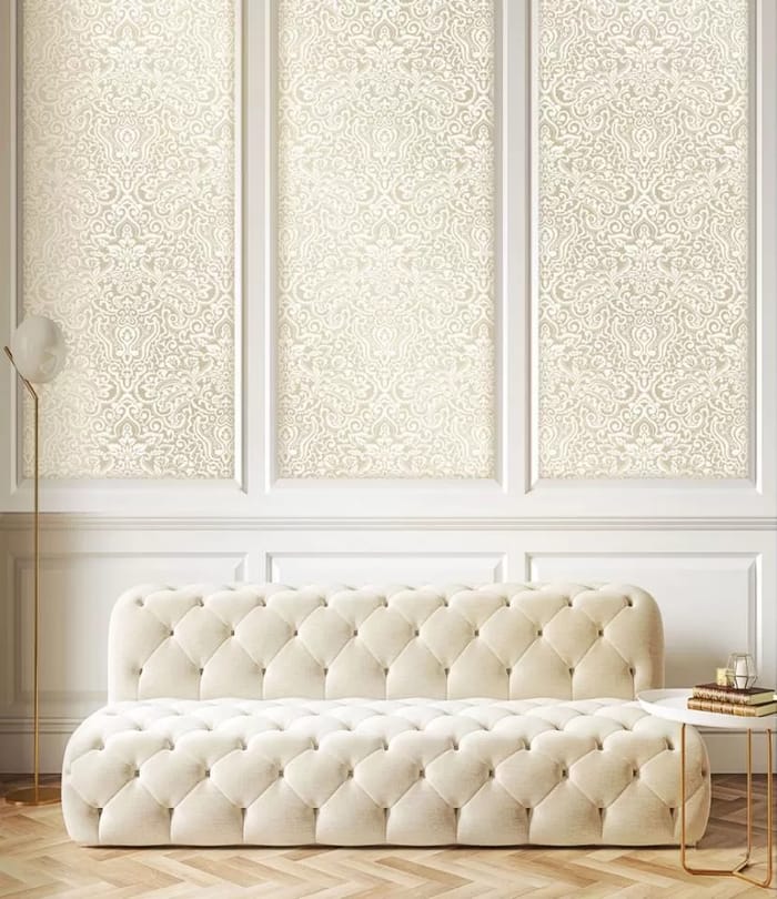carta-da-parati-stile-classico-beige-decorazioni-bianche.jpg