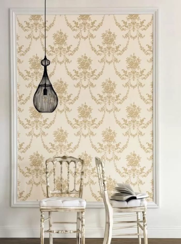 carta-da-parati-stile-classico-panna-con-decorazioni-beige-in-una-cornice-nel-muro.jpg