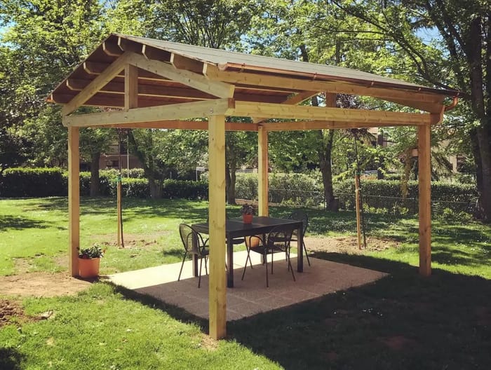gazebo-in-legno-da-giardino-per-riparare-tavolo.jpg