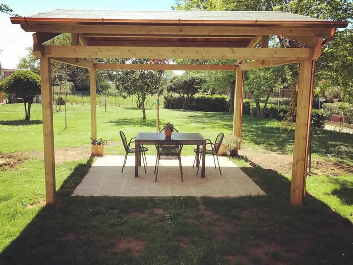 gazebo-in-legno-in-giardino.jpg