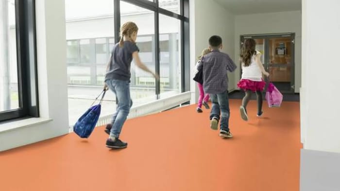pavimento-linoleum-arancione-scuola.jpg
