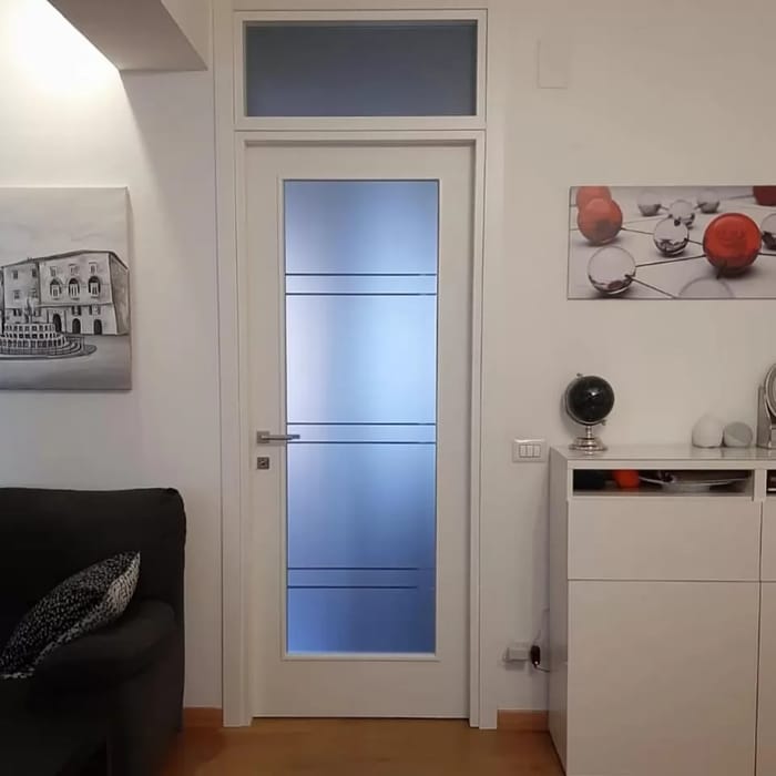 porta-da-interno-bianca-con-vetro-al-centro.jpg