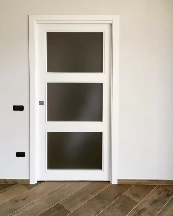 porta-da-interno-bianca-divisa-in-3.jpg