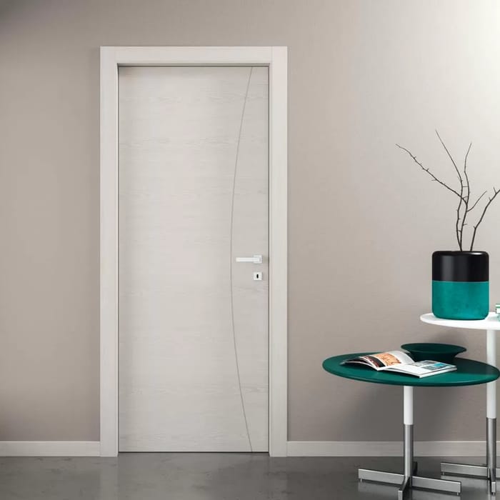 porte-da-interno-bianca-con-maniglia-bianca-e-decoro-linea-curva.jpg