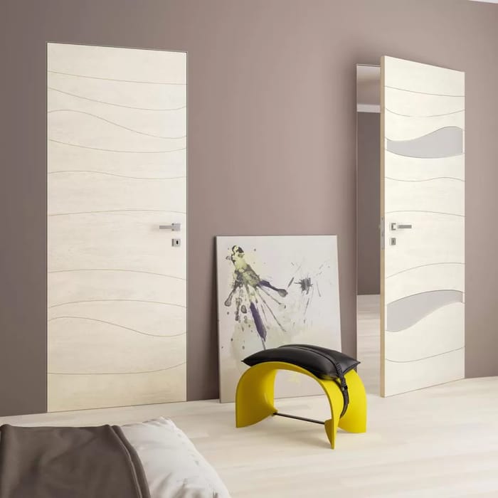 porte-da-interno-legno-chiaro-con-decori-ondulati.jpg