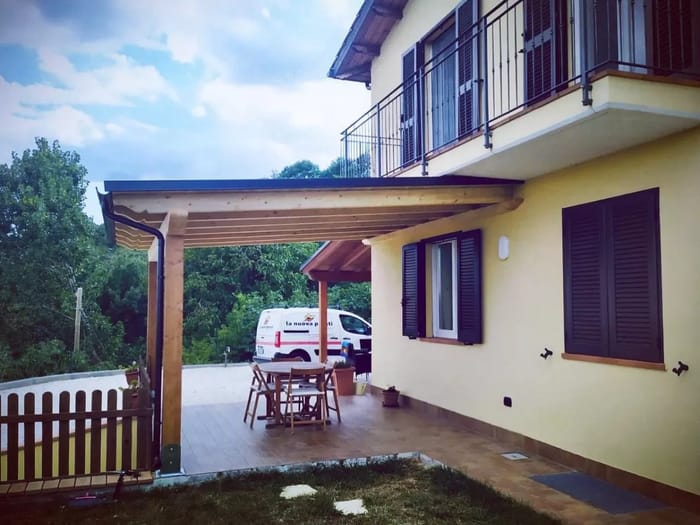 portico-in-legno-per-riparare-esterno.jpg