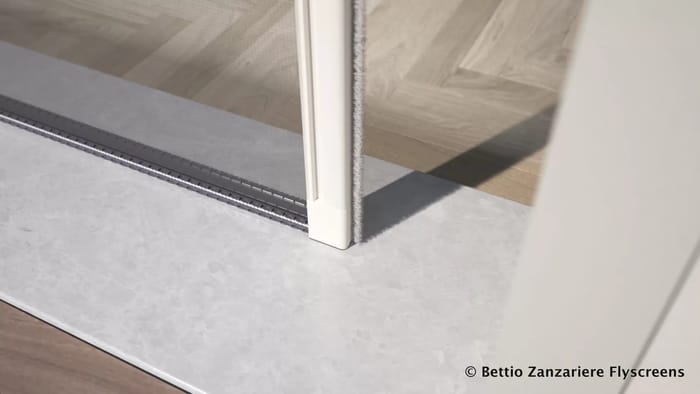 primo-piano-chiusura-della-zanzariera.jpg