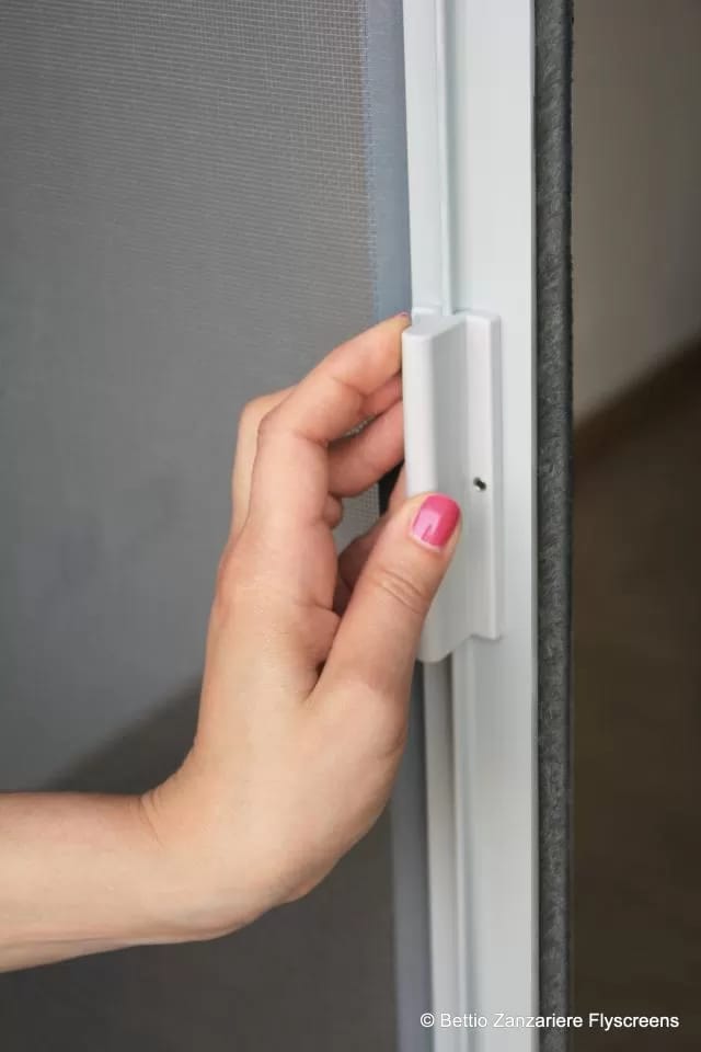 primo-piano-maniglia-della-zanzariera.jpg