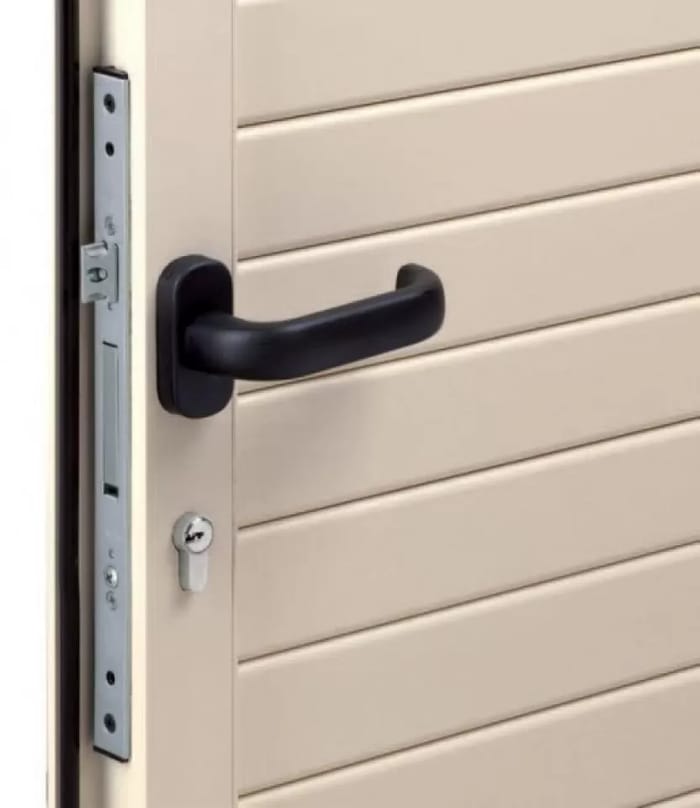 primo-piano-maniglia-persiane-in-alluminio-beige.jpg