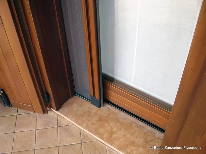 primo-piano-zanzariera-montata-su-porta-finestra-marrone.jpg