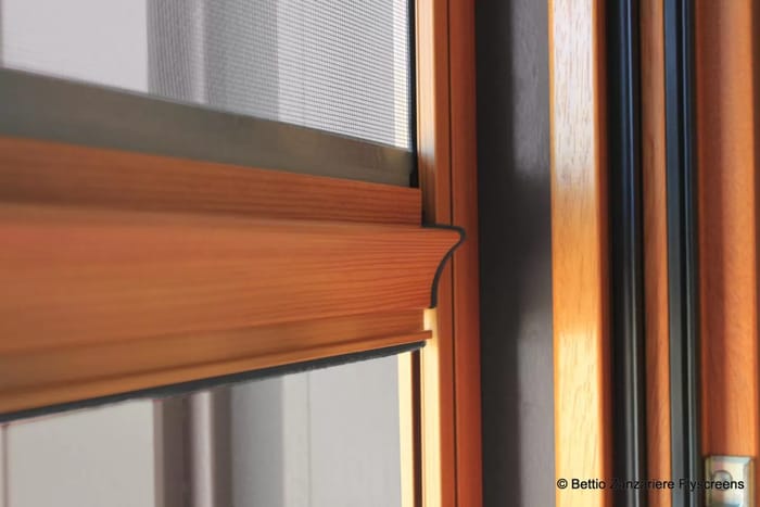 primo-piano-zanzariera-su-finestra-marrone.jpg