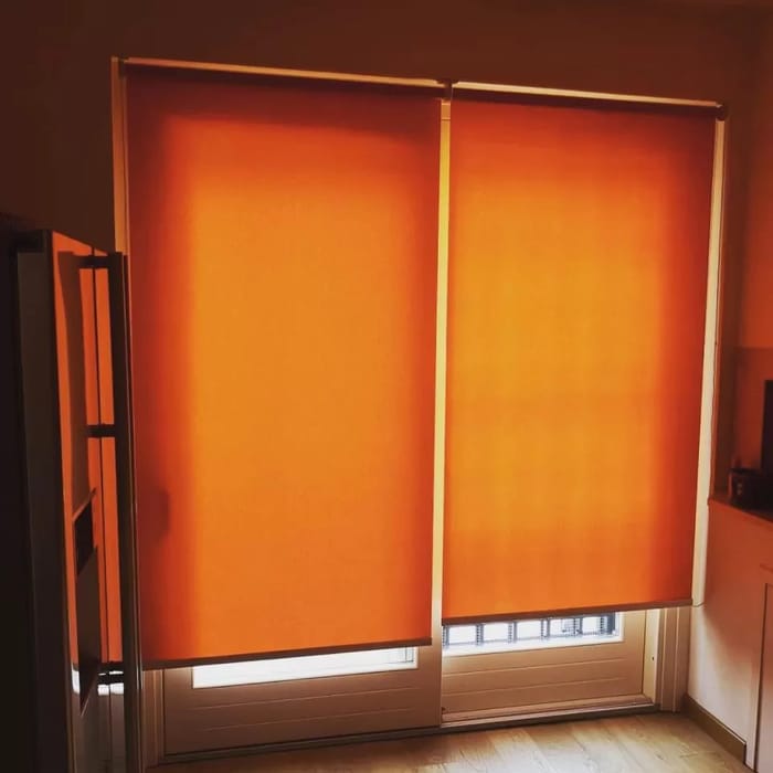tende-a-rullo-su-misura-arancioni-cucina.jpg