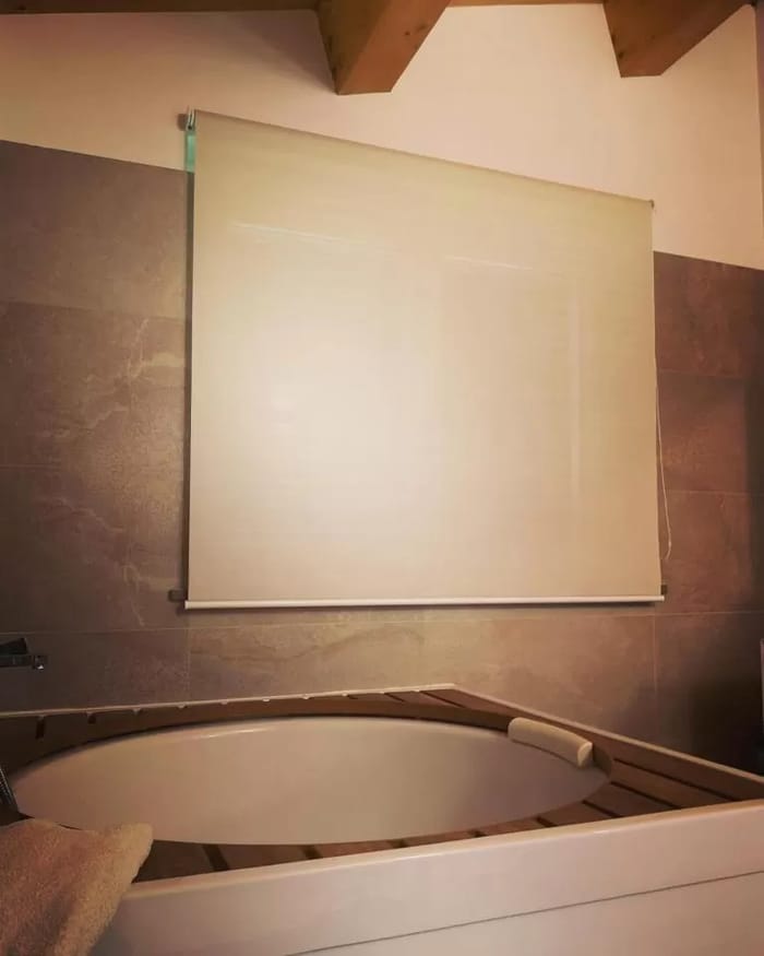 tende-a-rullo-su-misura-bagno.jpg