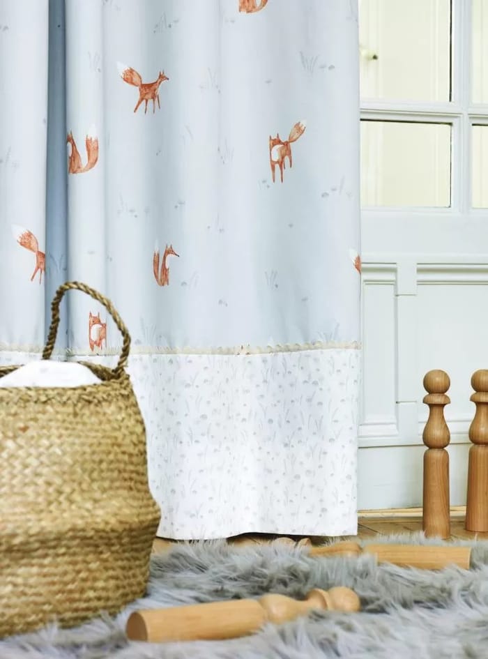 tende-da-interno-per-bambini-volpi-su-sfondo-celeste-con-bordo-bianco-alla-fine.jpg