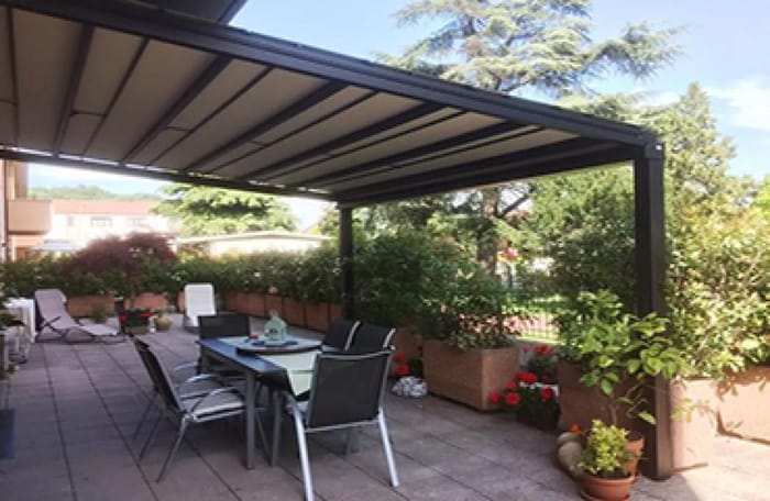 tende-da-sole-struttura-nera-porticato.jpg
