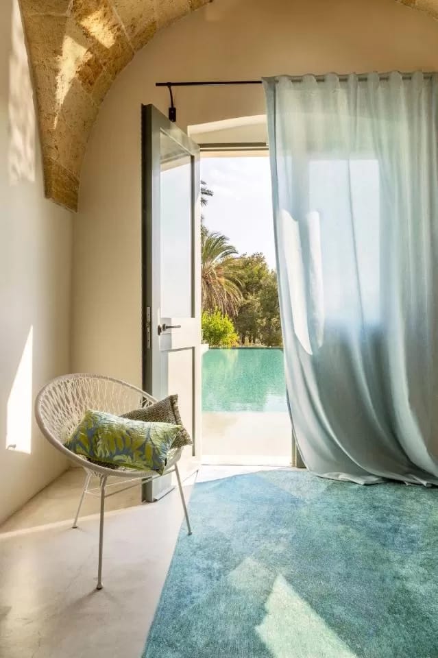 tende-darredo-per-interni-celeste-camera-vista-piscina.jpg