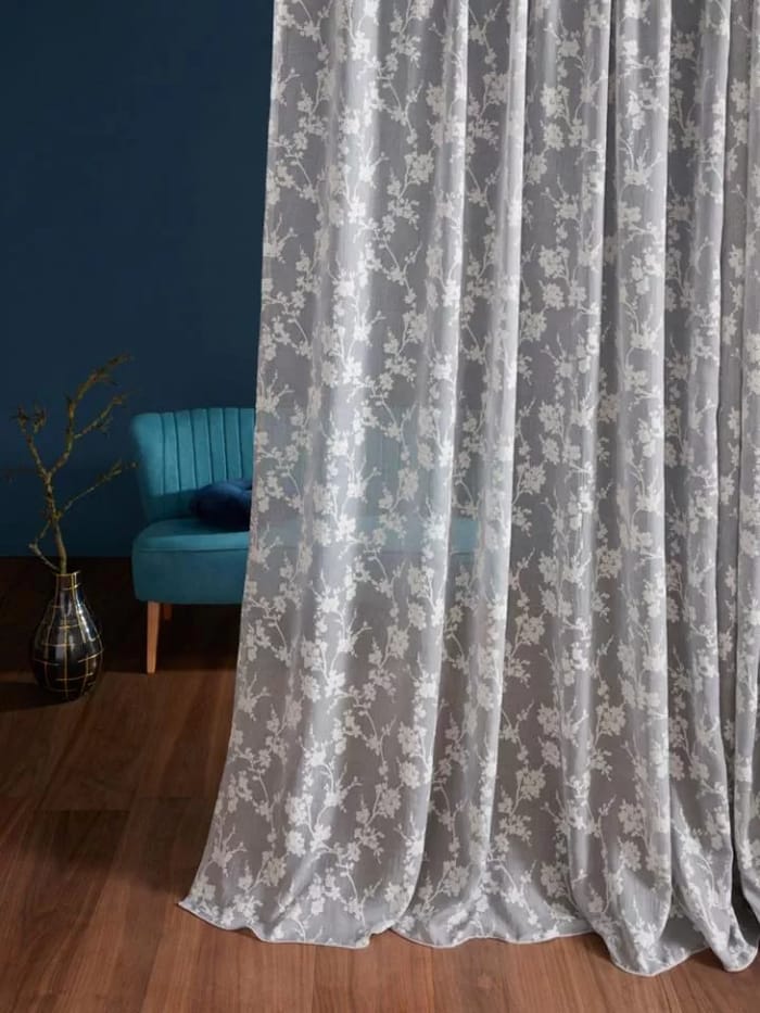 tende-darredo-per-interni-grigia-con-fiori-bianchi.jpg