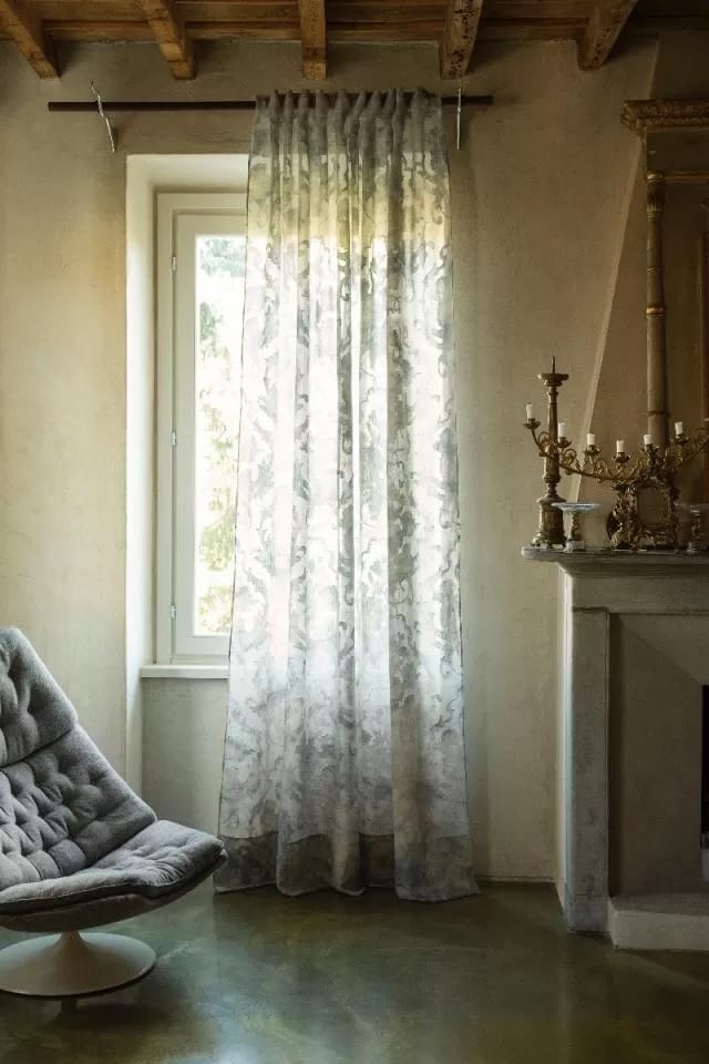 tende-darredo-per-interni-grigia-decorazione-floreale.jpg