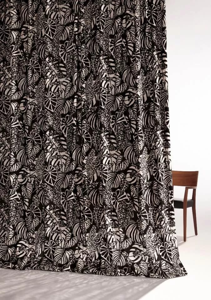 tende-darredo-per-interni-nera-con-decorazione-con-foglie-bianche.jpg