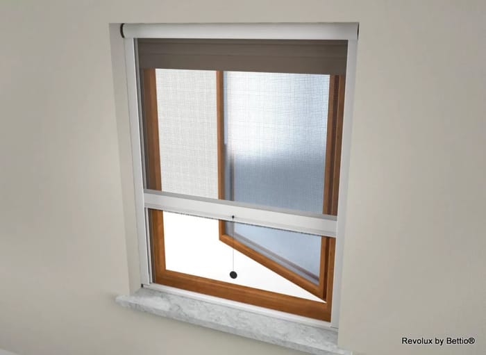 zanzariera-bianca-su-finestra-marrone.jpg
