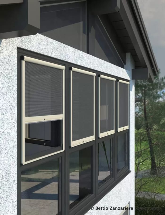 zanzariere-a-rullo-su-finestra-nera-chiusa-e-aperta.jpg
