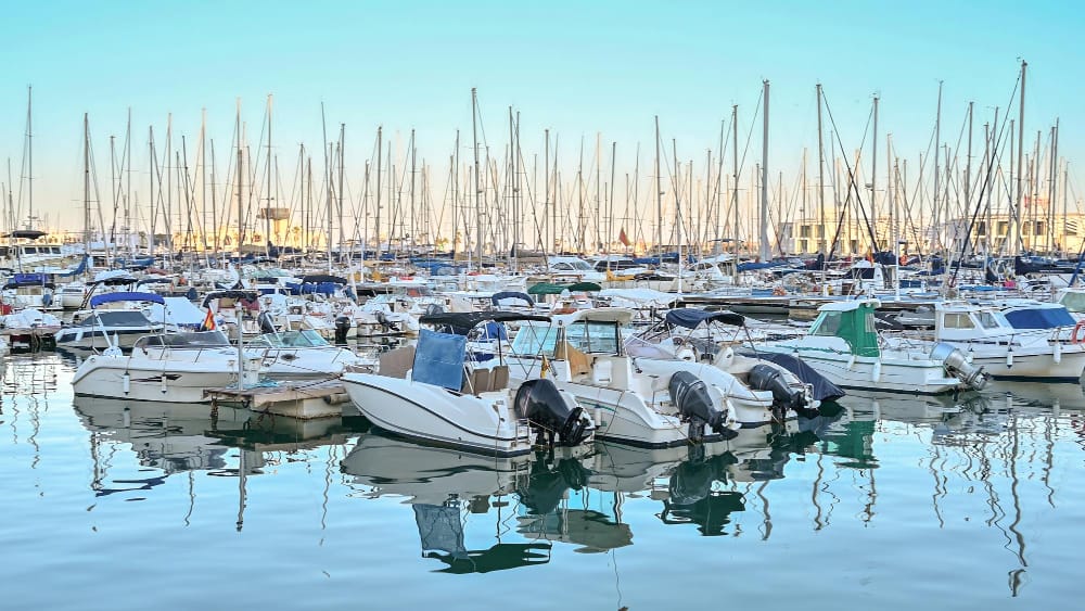 Porto Panorama con barche al porto