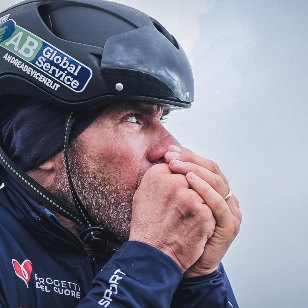 Andrea Devicenzi in Islanda e Rain Jacket Tempesta M9, abbigliamento personalizzato ciclismo Andrea Devicenzi in Islanda e Rain Jacket Tempesta M9, abbigliamento personalizzato ciclismo