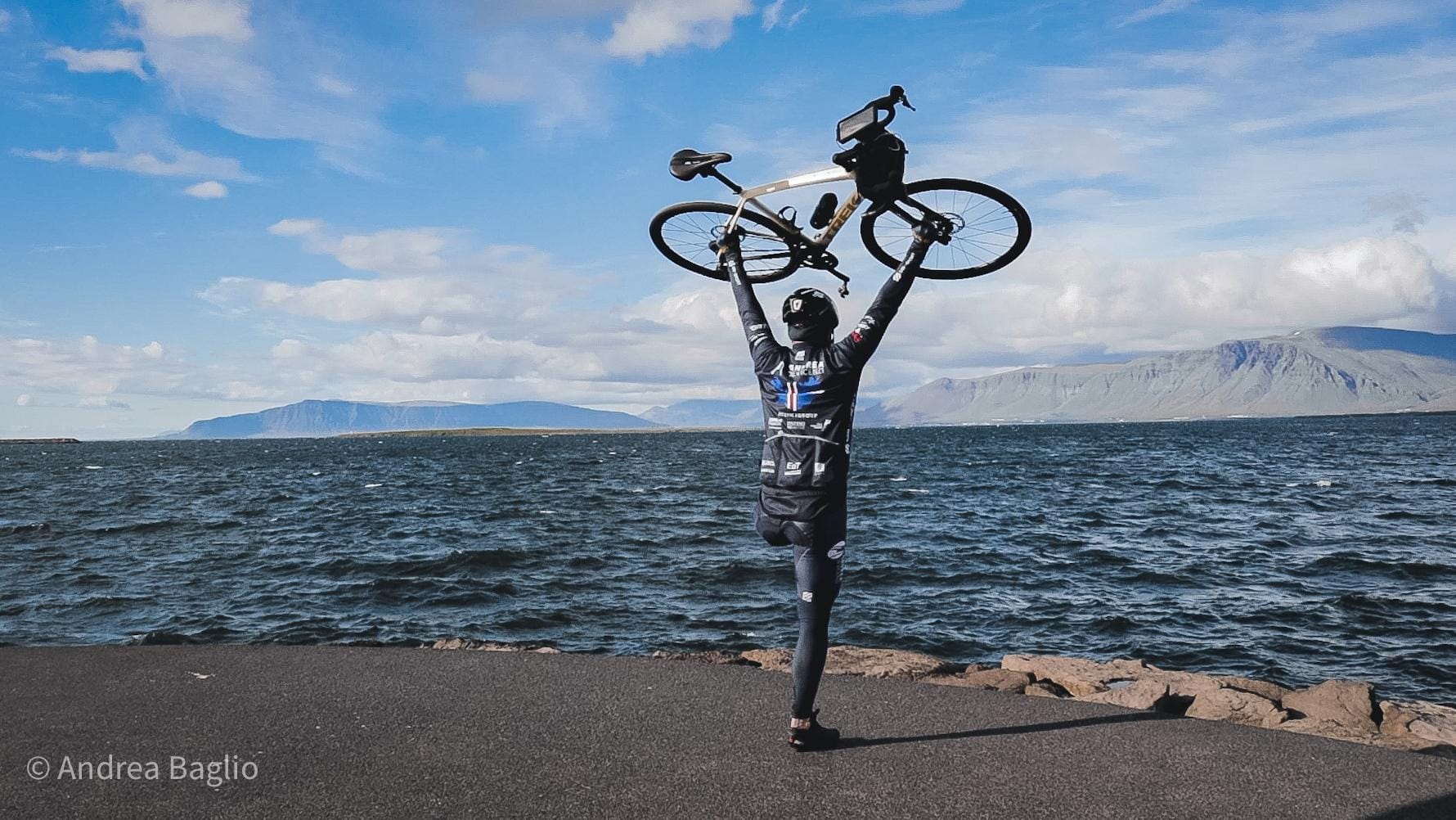 Andrea Devicenzi in Islanda e Rain Jacket Tempesta M9, abbigliamento personalizzato ciclismo Andrea Devicenzi in Islanda e Rain Jacket Tempesta M9, abbigliamento personalizzato ciclismo