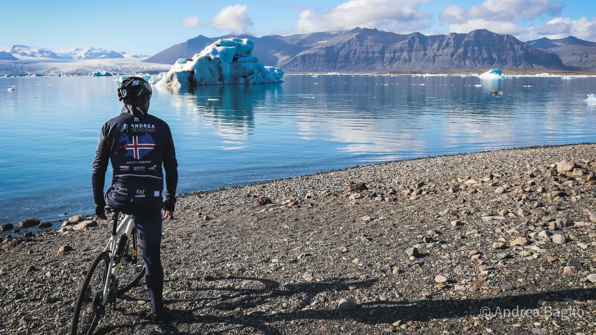 Andrea Devicenzi in Islanda e Rain Jacket Tempesta M9, abbigliamento personalizzato ciclismo Andrea Devicenzi in Islanda e Rain Jacket Tempesta M9, abbigliamento personalizzato ciclismo