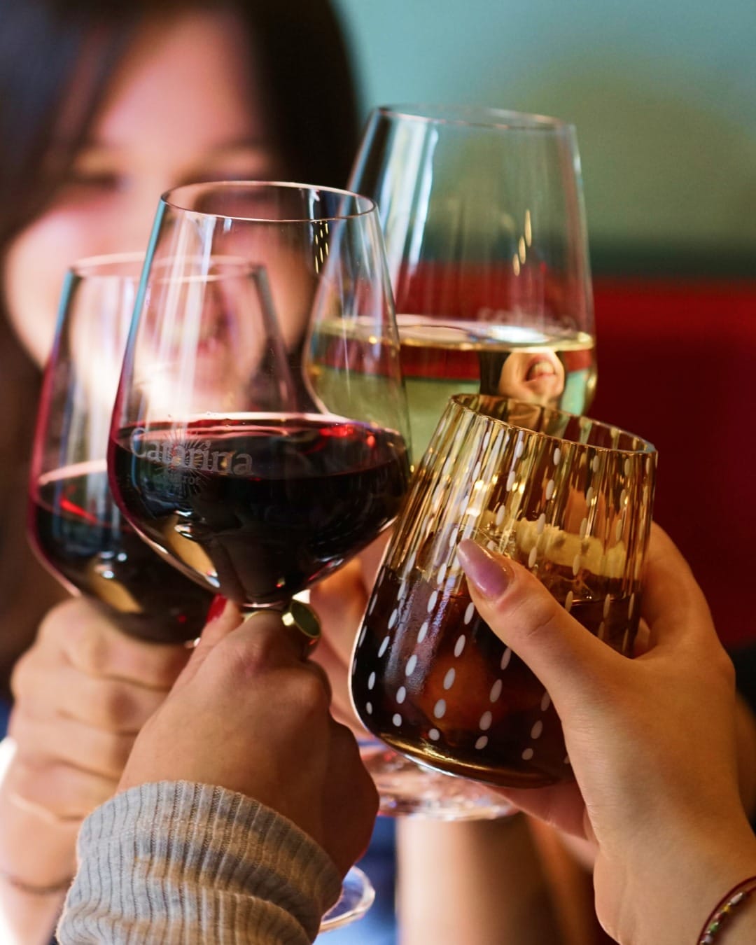 Brindisi con cocktail e vini a Catarina Bistrot Brindisi tra amici con cocktail e vini nel bistrot Catarina