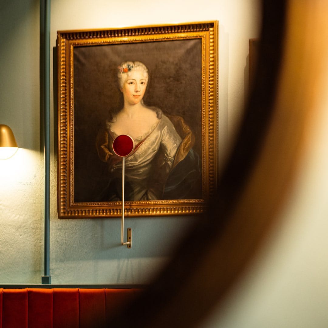 Interni di Catarina Bistrot tra arte e design Quadro decorativo e dettagli di design all’interno di Catarina Bistrot