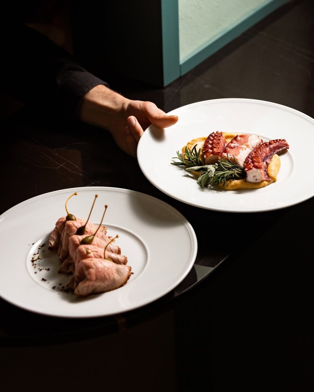 Servizio e cucina gourmet a Catarina Bistrot Piatti gourmet serviti al tavolo nella cucina di Catarina Bistrot