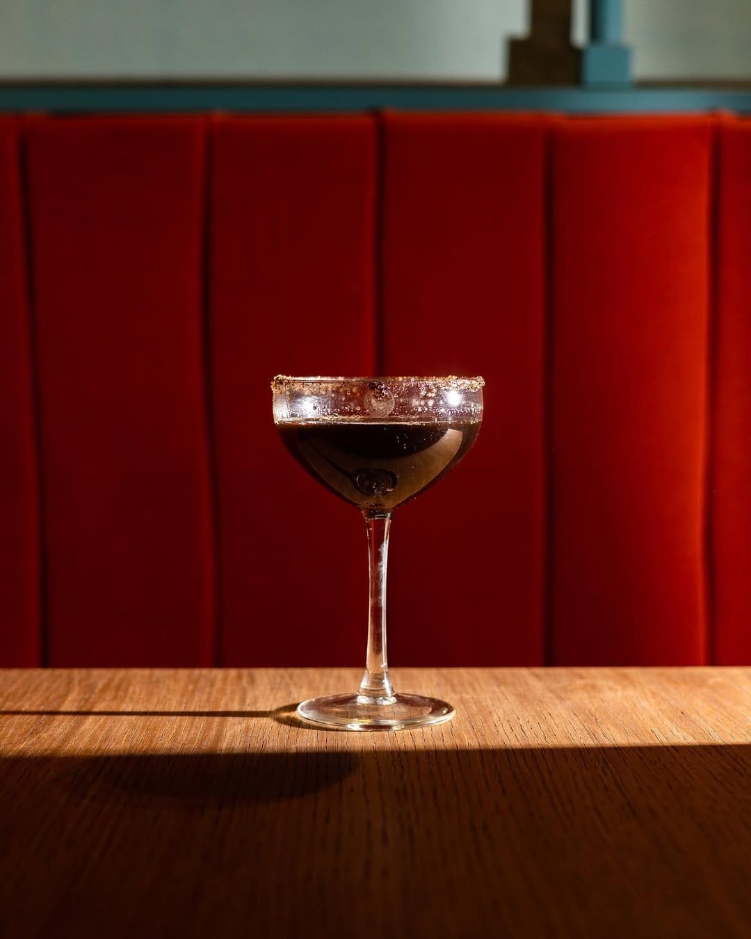 Cocktail signature di Catarina Bistrot Cocktail artigianale servito al tavolo di Catarina Bistrot