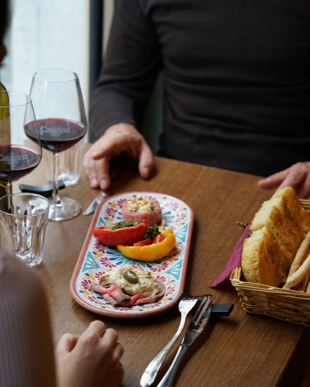 Antipasti e vino a Catarina Bistrot Antipasti gourmet, pane e vino condivisi a tavola da Catarina Bistrot