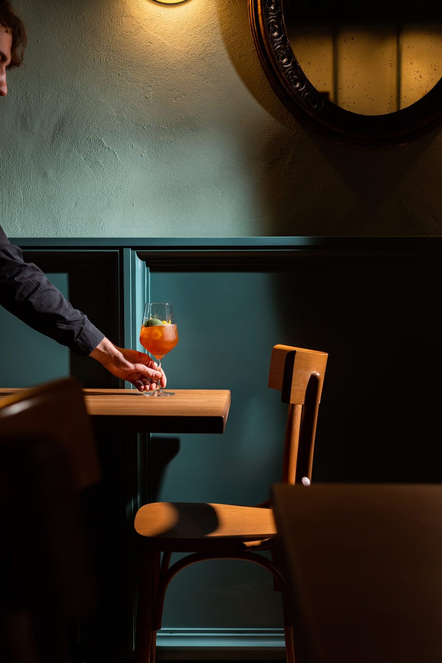 Cocktail servito al tavolo – Catarina Bistrot Torino Cocktail servito al tavolo nella sala di Catarina Bistrot, ristorante nel centro di Torino, con atmosfera intima e luci calde