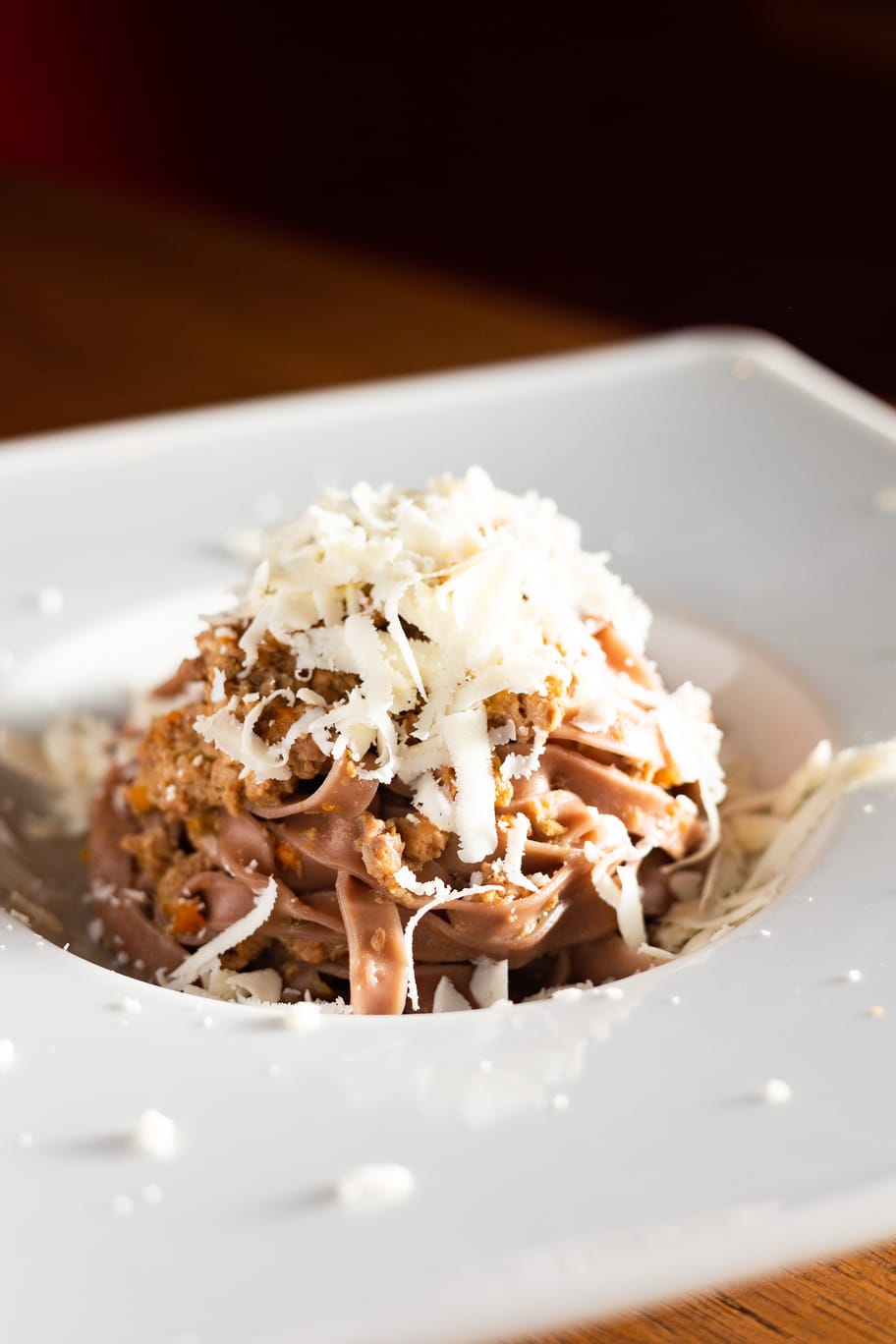 Persone che condividono piatti della cucina di Catarina Bistrot a tavola