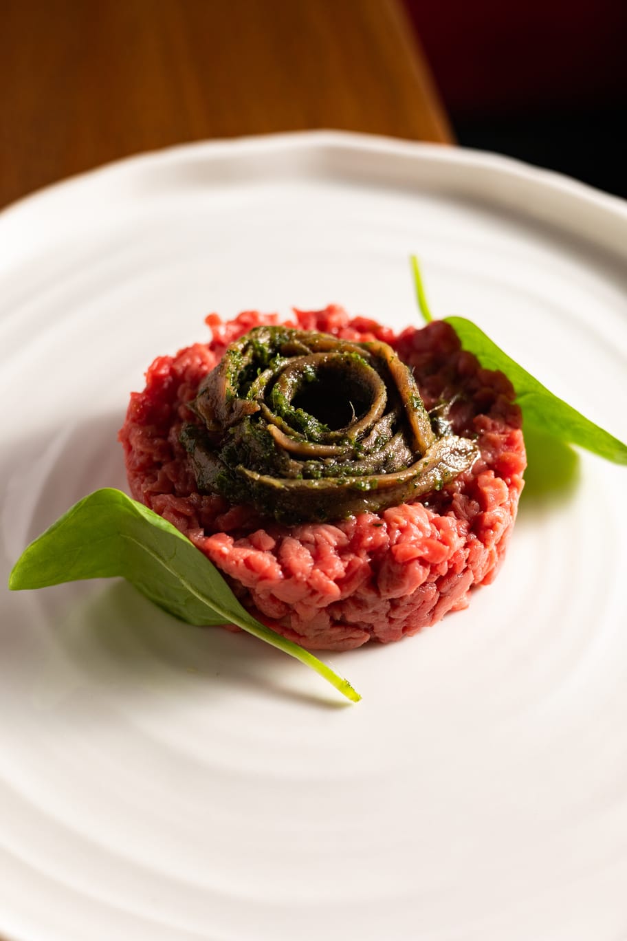 Polpo servito su crema vellutata con erbe aromatiche, cucina di Catarina Bistrot