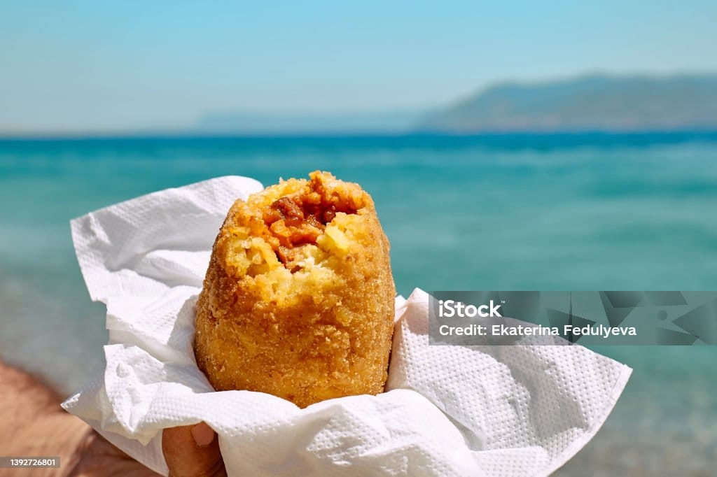 Cibo, folklore e tradizioni a Messina: pesce spada, Vara Giganti e fuochi d’artifici Cibo, folklore e tradizioni a Messina: pesce spada, Vara Giganti e fuochi d’artifici