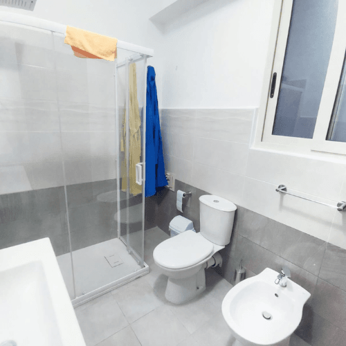 Bagno moderno Dimora dello Stretto – Messina vicino Policlinico Oreto Bagno con box doccia, bidet e asciugacapelli nella Dimora dello Stretto vicino Policlinico Oreto a Messina