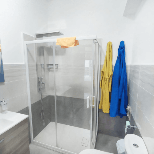 Box doccia Dimora dello Stretto – Messina vicino Policlinico Oreto Box doccia moderno nel bagno della Dimora dello Stretto vicino Policlinico Oreto a Messina