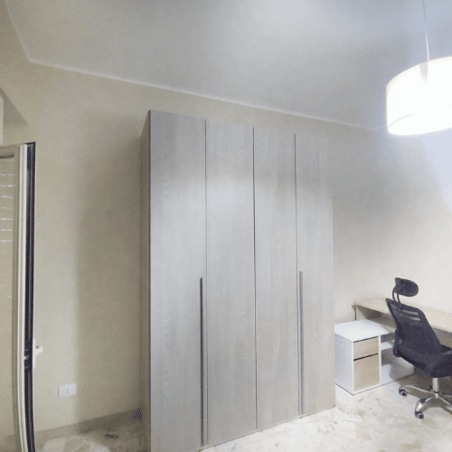 Camera con postazione studio e armadio – Dimora dello Stretto Messina vicino Policlinico Oreto Camera con scrivania per studio e armadio nell’appartamento Dimora dello Stretto vicino Policlinico Oreto a Messina