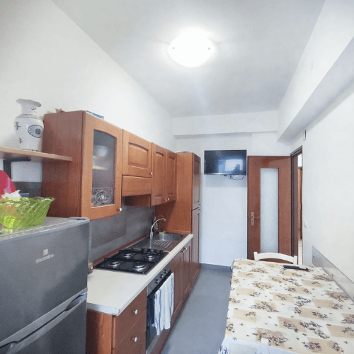 Cucina attrezzata Dimora dello Stretto – Messina vicino Policlinico Oreto Cucina completa con forno, microonde, lavatrice e macchina del caffè nella Dimora dello Stretto vicino Policlinico Oreto a Messina