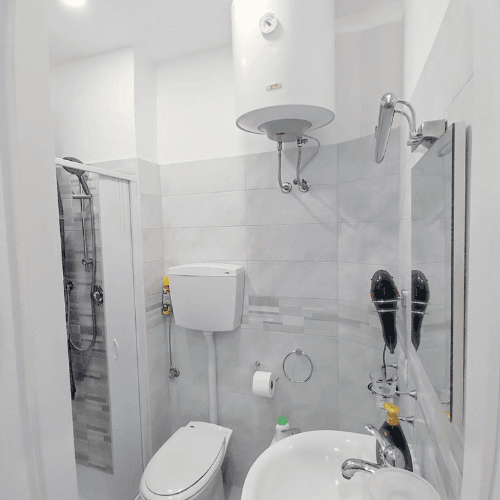 Bagno con box doccia vicino Atm / Policlinico – Dimora dello Stretto agno completo con doccia moderna, bidet e phon nella Dimora dello Stretto ATM Policlinico Messina