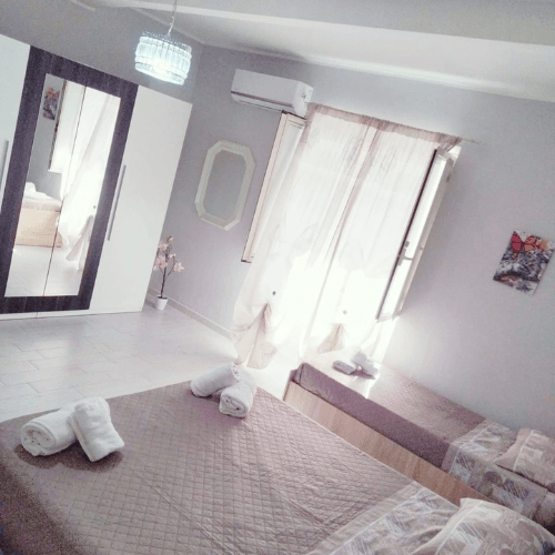 Camera con 4 posti letto totali – vicino ATM Policlinico Messina Camera con 4 posti letto totali nella Dimora dello Stretto vicino ATM e Policlinico di Messina