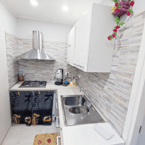 Cucina attrezzata vicino ATM e Policlinico – Dimora dello Stretto Cucina attrezzata con forno, lavatrice, microonde e macchinetta del caffè nella Dimora dello Stretto ATM Policlinico Messina